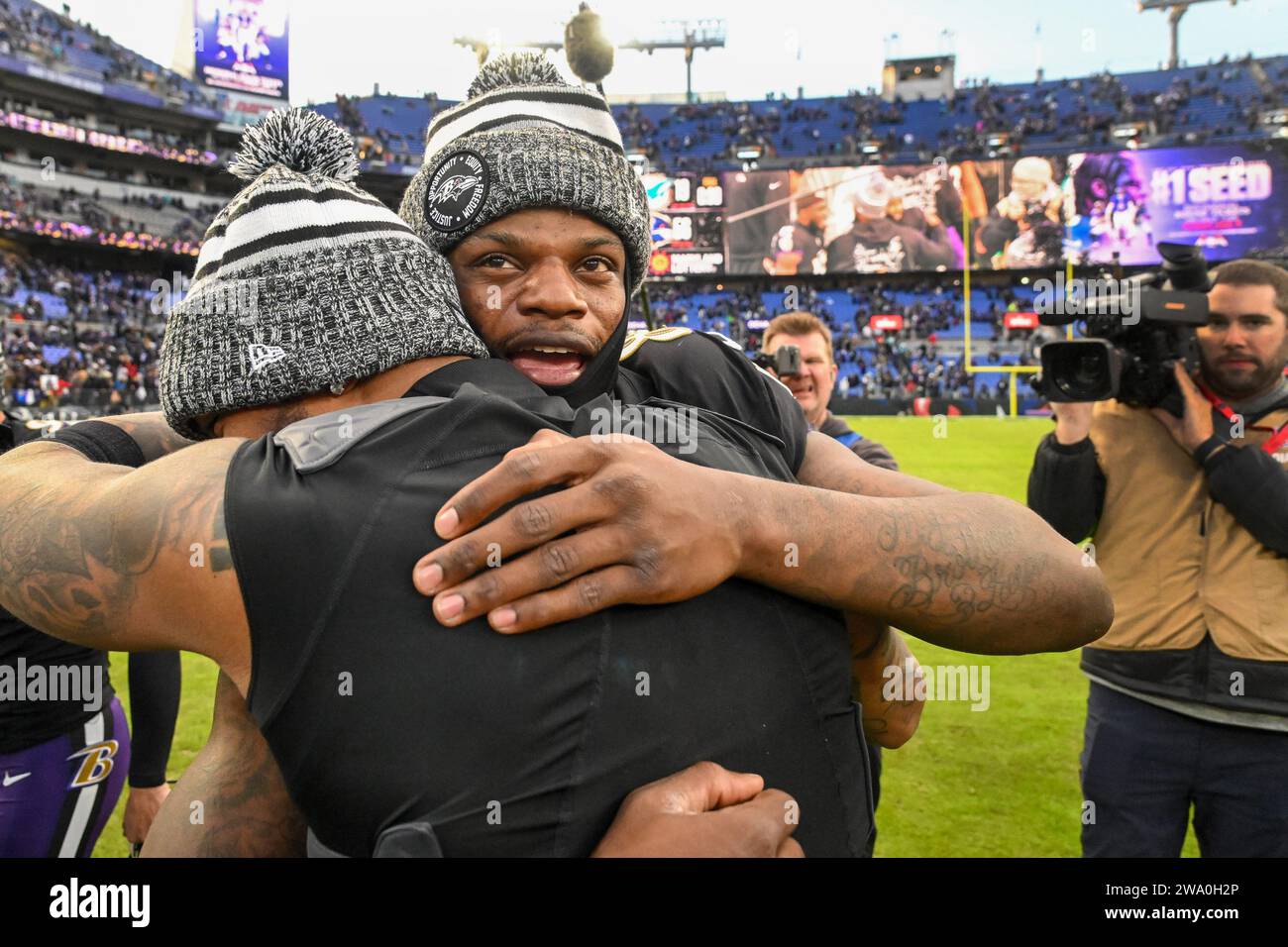Baltimora, Stati Uniti. 31 dicembre 2023. Il quarterback dei Baltimore Ravens Lamar Jackson viene salutato a centrocampo dopo aver sconfitto i Miami Dolphins 56-19 per rivendicare il titolo AFC North al M&T Bank Stadium di Baltimora, Maryland, domenica 31 dicembre 2023. Foto di David Tulis/UPI credito: UPI/Alamy Live News Foto Stock