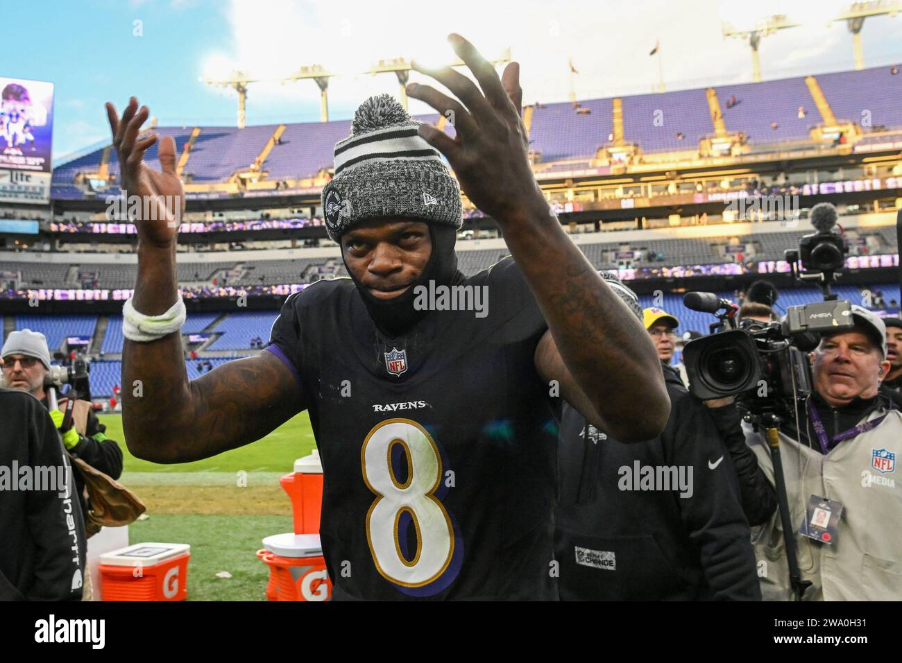 Baltimora, Stati Uniti. 31 dicembre 2023. Il quarterback dei Baltimore Ravens Lamar Jackson (8) festeggia dopo aver sconfitto i Miami Dolphins 56-19 vincendo il titolo AFC North al M&T Bank Stadium di Baltimora, Maryland, domenica 31 dicembre 2023. Foto di David Tulis/UPI credito: UPI/Alamy Live News Foto Stock