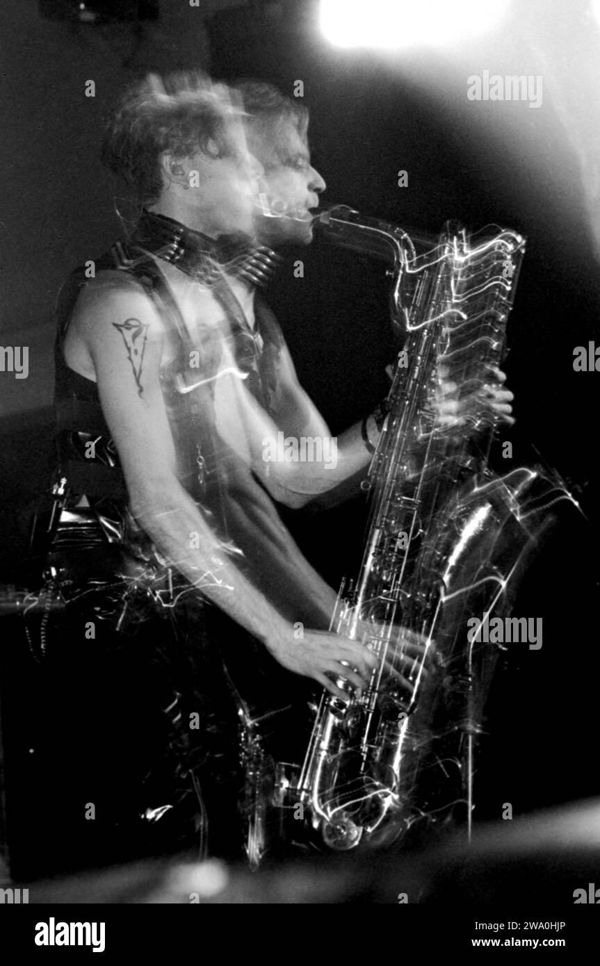 Milano Italia 2000-05-27 : Andrea "Andy" Fumagalli sassofonista e tastierista dei Bluvertigo, gruppo italiano, durante il concerto dal vivo all'Acquatica Foto Stock