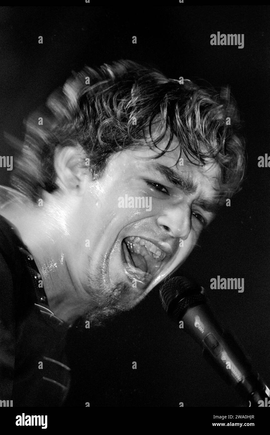 Milano Italia 2000-05-27 : Morgan cantante e chitarrista dei Bluvertigo, gruppo italiano, durante il concerto dal vivo all'acquatica Foto Stock