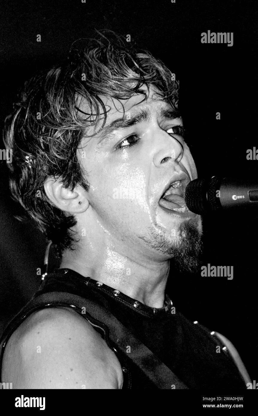Milano Italia 2000-05-27 : Morgan cantante e chitarrista dei Bluvertigo, gruppo italiano, durante il concerto dal vivo all'acquatica Foto Stock
