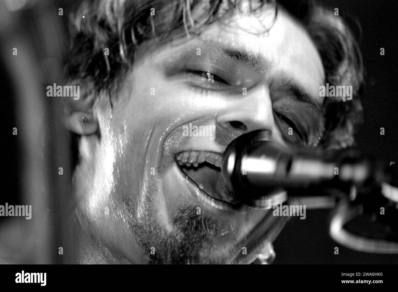 Milano Italia 2000-05-27 : Morgan cantante e chitarrista dei Bluvertigo, gruppo italiano, durante il concerto dal vivo all'acquatica Foto Stock