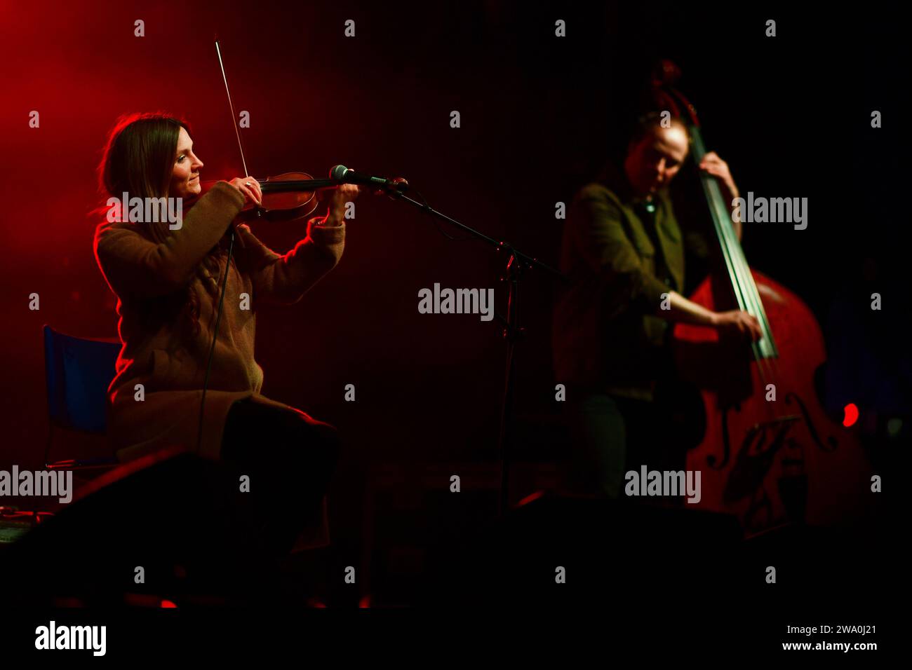 Edimburgo Scozia, Regno Unito 31 dicembre 2023. La Hannah Fisher Ceilidh Band sul Waverley Bridge inizia le celebrazioni di Edinburgh Hogmanay con la folla che balla insieme alla musica. credit sst/alamy live news Foto Stock