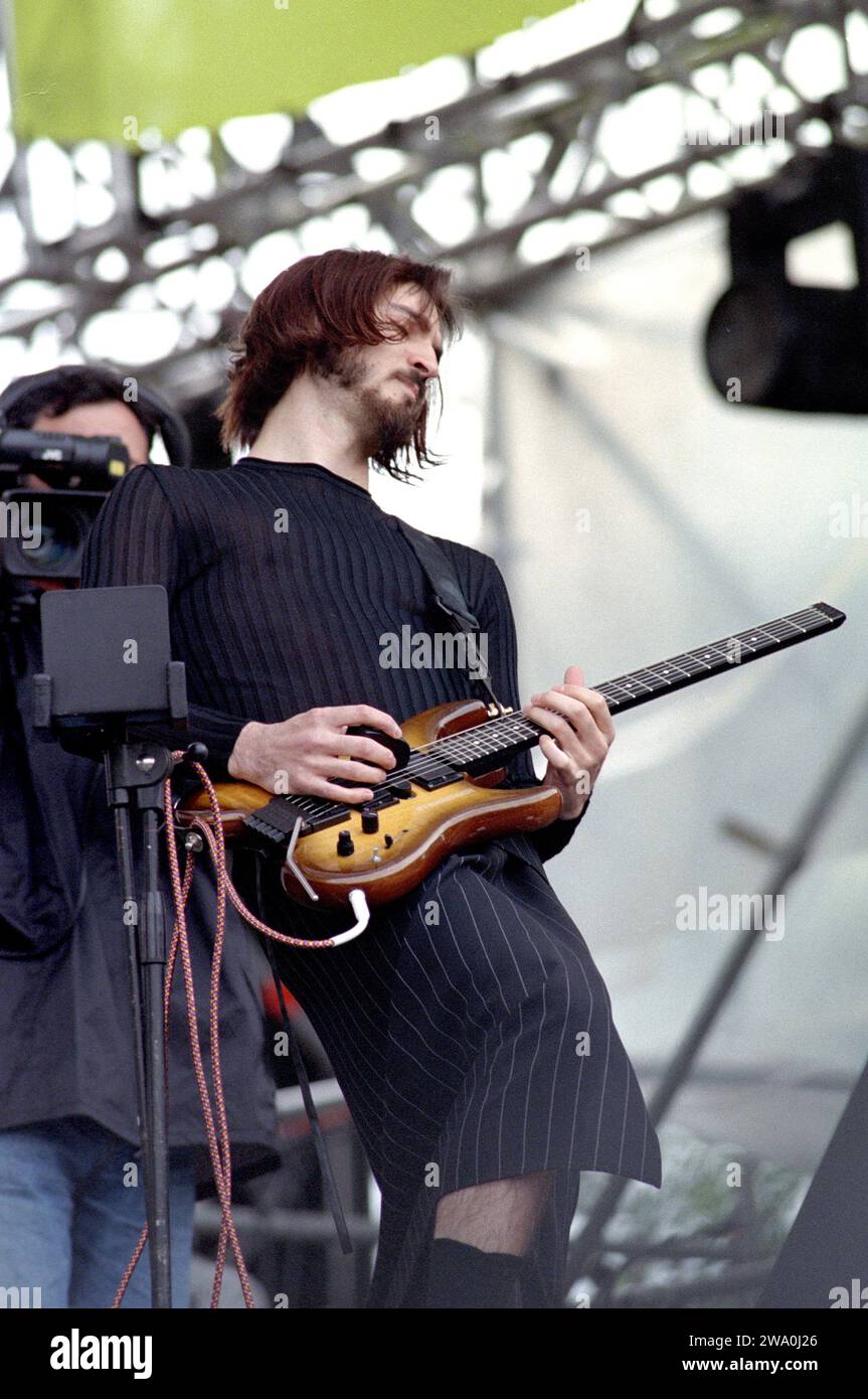 Imola Italia 1999-06-20 : Livio Magnini chitarrista dei Bluvertigo, gruppo italiano, durante il concerto dal vivo all'Heineken Jammin' Festival Foto Stock