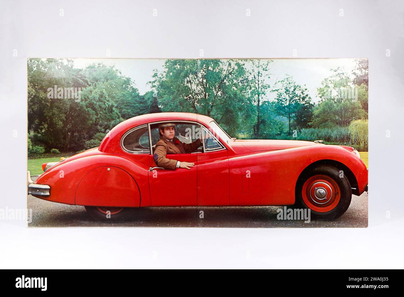 L'interno della copertina apribile LP per singolo di elton john con la sua jaguar XK120 rossa Foto Stock