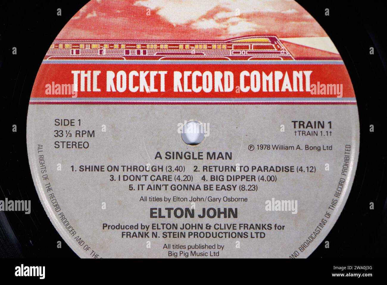 Primo piano dell'etichetta per un singolo LP di elton john Rocket Records Company logo Foto Stock
