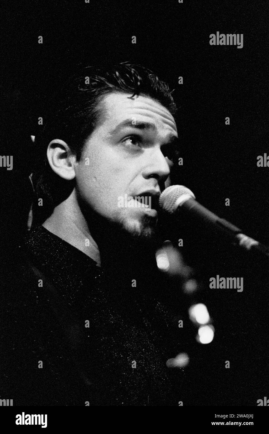 Torino Italia 1997-10-20 : Morgan cantante e chitarrista dei Bluvertigo, gruppo italiano, durante il concerto dal vivo al Salone della musica Foto Stock