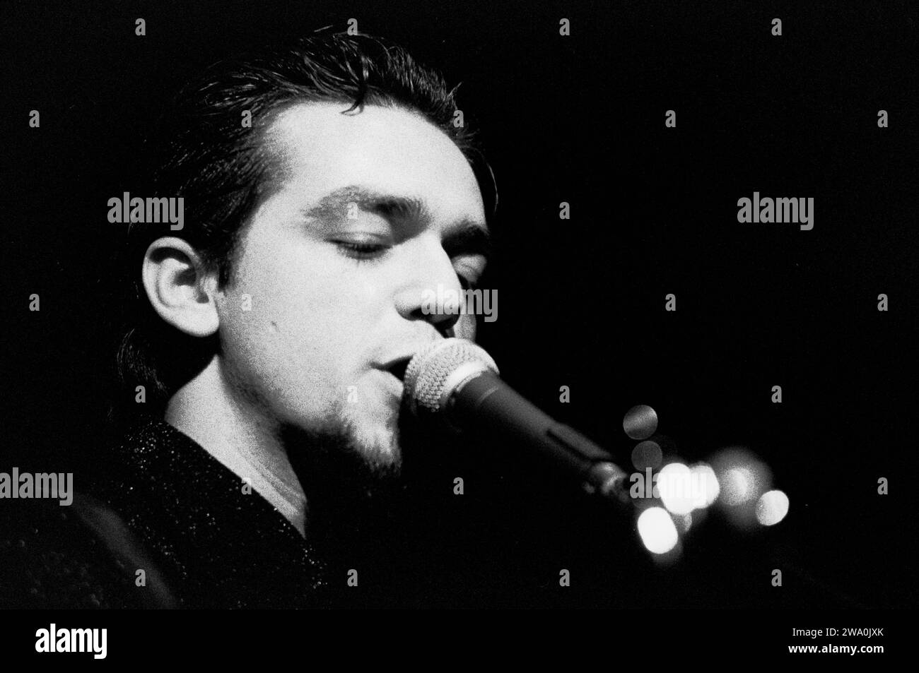 Torino Italia 1997-10-20 : Morgan cantante e chitarrista dei Bluvertigo, gruppo italiano, durante il concerto dal vivo al Salone della musica Foto Stock