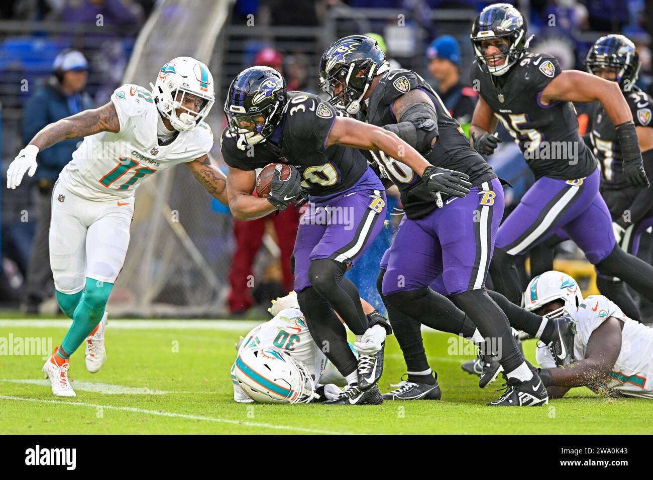 Baltimora, Stati Uniti. 31 dicembre 2023. Il linebacker dei Baltimore Ravens Trenton Simpson (30) recuperò un fumble dei Miami Dolphins durante il secondo tempo al M&T Bank Stadium di Baltimora, Maryland, domenica 31 dicembre 2023. Baltimore vinse 56-19 vincendo il titolo AFC North. Foto di David Tulis/UPI credito: UPI/Alamy Live News Foto Stock