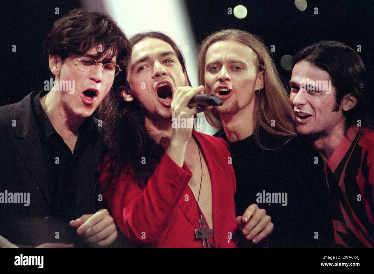 Sanremo Italia 1994-11-15 : The Bluvertigo,Italian Band, Morgan, Sergio Carnevale, Andy e Marco Pancaldi durante il Sanremo giovani Festival 1994 al Teatro Ariston Foto Stock