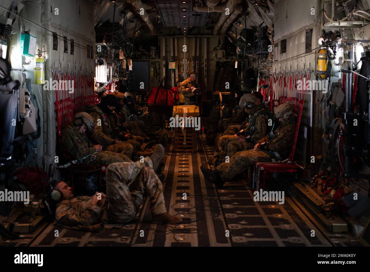 I membri della Japan Air Self-Defense Force (JASDF) attendono istruzioni per procedere salti ad alta quota e bassa apertura sull'isola di Tokunoshima, Giappone, 15 novembre 2023. La JASDF e la U.S. Air Force team di Airmen professionisti lavorano insieme attraverso l'addestramento per mantenere la partnership per sostenere un Indo-Pacifico libero e aperto. (Foto U.S. Air Force di Senior Airmen Brooklyn Golightly) Foto Stock