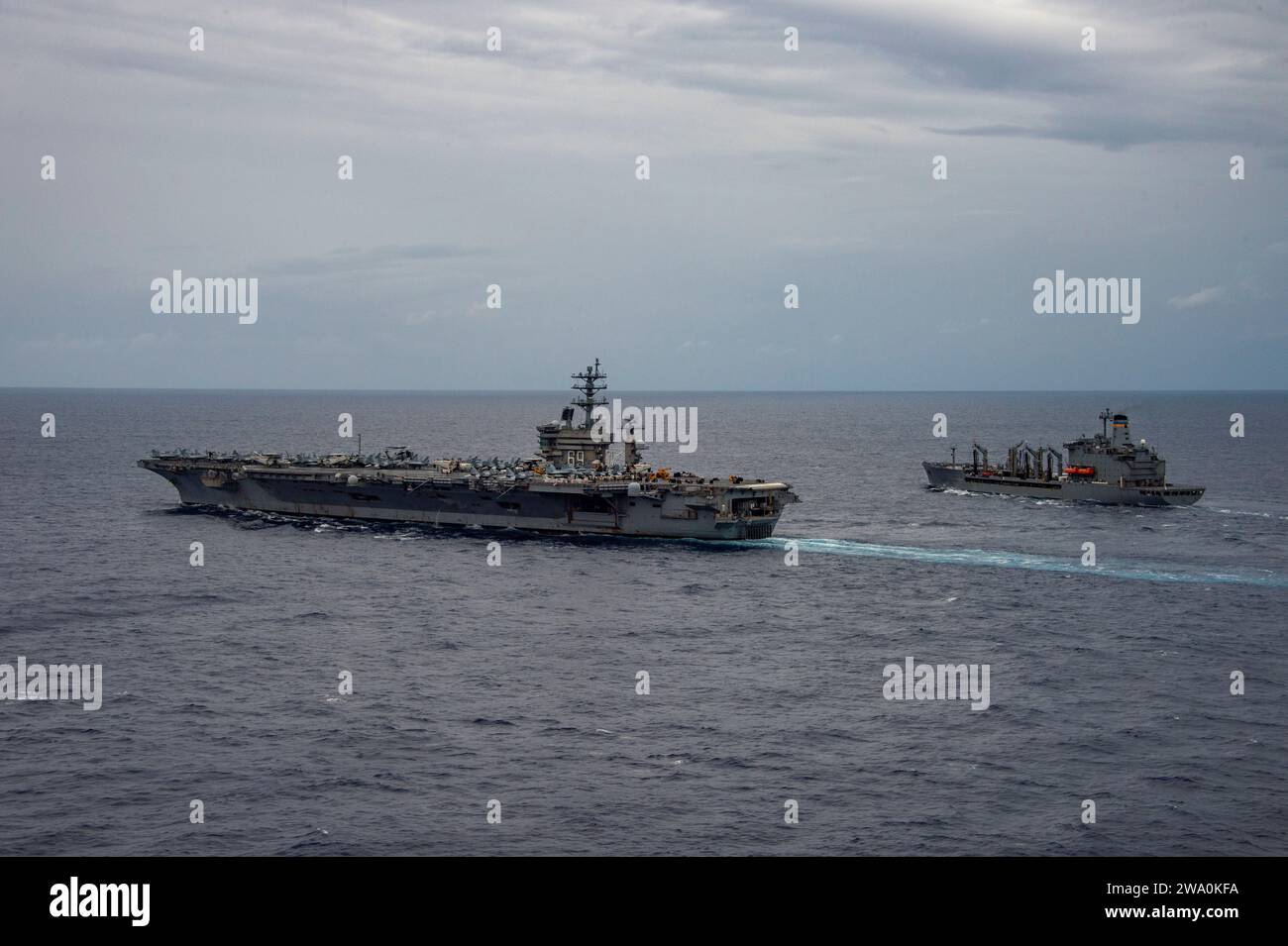 La portaerei USS Dwight D. Eisenhower (CVN 69) e la USNS Kanawha (T-AO-196) conducono un rifornimento in mare il 20 ottobre 2023. Il Dwight D. Eisenhower Carrier Strike Group è schierato nell'area operativa della 5th Fleet degli Stati Uniti per sostenere la sicurezza marittima e la stabilità nella regione del Medio Oriente. (Foto della Marina degli Stati Uniti di Mass Communication Specialist 2nd Class Merissa Daley) Foto Stock