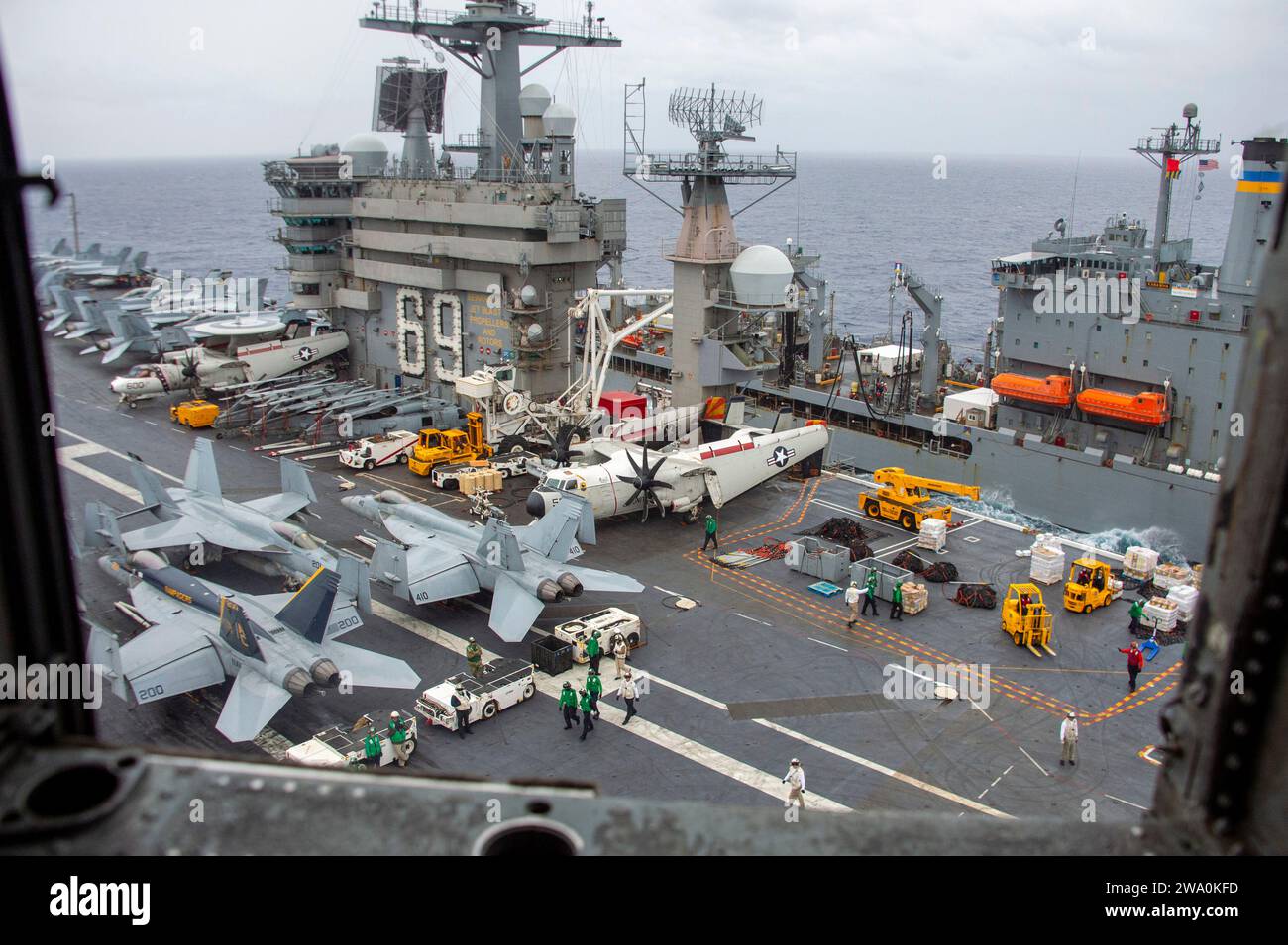 La portaerei USS Dwight D. Eisenhower (CVN 69) e la USNS Kanawha (T-AO 196) conducono un rifornimento in mare. Il Dwight D. Eisenhower Carrier Strike Group è schierato nell'area operativa della 5th Fleet degli Stati Uniti per sostenere la sicurezza marittima e la stabilità nella regione del Medio Oriente. (Foto della Marina degli Stati Uniti di Mass Communication Specialist 2nd Class Merissa Daley) Foto Stock