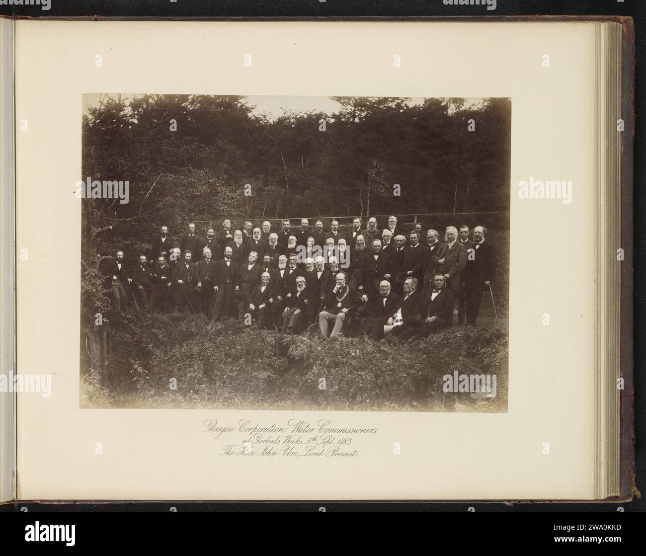Glasgow Corporation Water Commissioners at Gorbals Works 5 settembre 1883. John Ure, Lord Provost, T. & R. Annan & Sons, 1883 fotografa le Highlands scozzesi supporto fotografico albumen membri del comitato di stampa, membri del Consiglio di amministrazione. persone storiche anonime ritratte in un gruppo, in un ritratto di gruppo Foto Stock