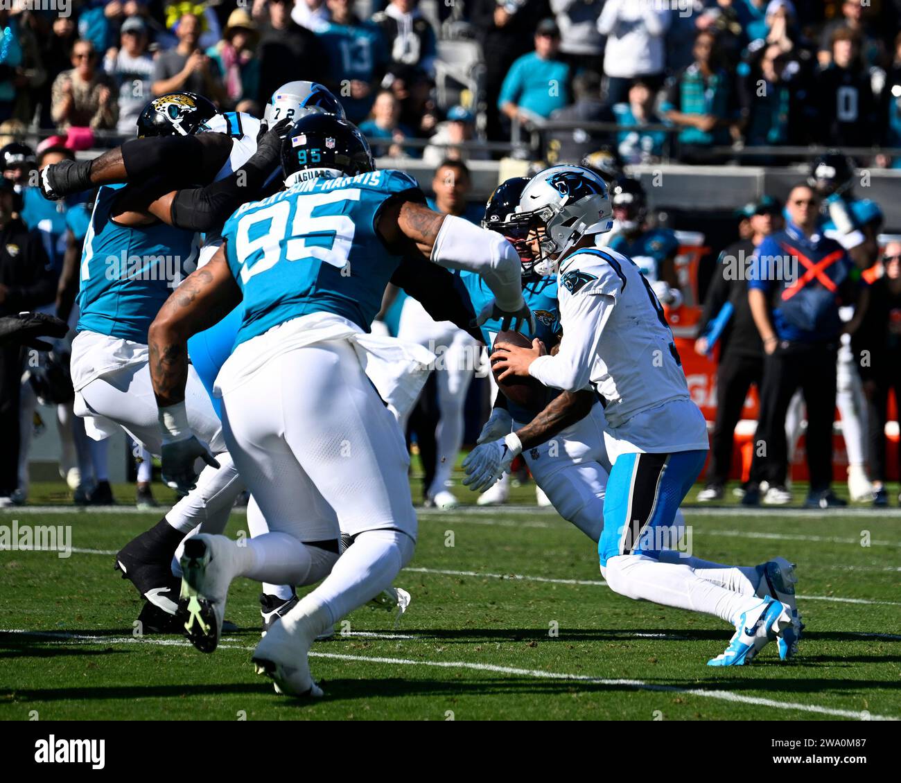 Jacksonville, Stati Uniti. 31 dicembre 2023. Il quarterback della Carolina Bryce Young sta per essere licenziato nel primo quarto mentre i Panthers gareggiano contro i Jaguars all'EverBank Stadium di Jacksonville, Florida, domenica 31 dicembre 2023. I Jaguars sconfissero Carolina 26-0. Foto di Joe Marino/UPI. Crediti: UPI/Alamy Live News Foto Stock