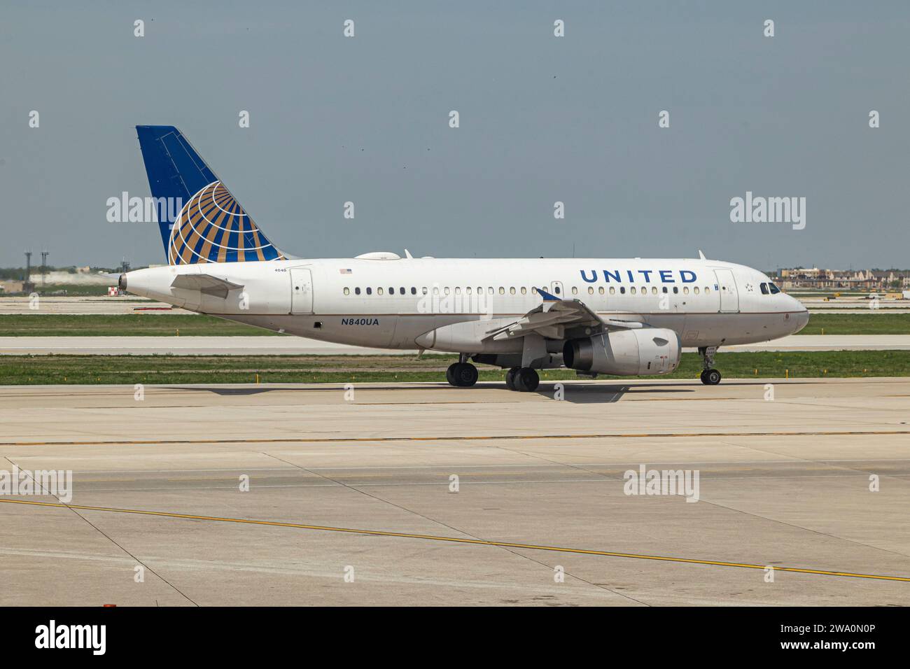 Chicago, Stati Uniti. 13 maggio 2023. L'aereo Airbus A319 della United Airlines ha visto ruggire all'aeroporto internazionale o'Hare di Chicago negli Stati Uniti d'America. L'aereo ha il numero di coda N840UA. (Immagine di credito: © Nik Oiko/SOPA Images via ZUMA Press Wire) SOLO PER USO EDITORIALE! Non per USO commerciale! Foto Stock