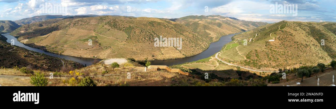 Regione vinicola dell'alto Douro, foto panoramica dal punto di osservazione vicino a Vila Nova de Foz COA, nel distretto di Guarda, Portogallo Foto Stock