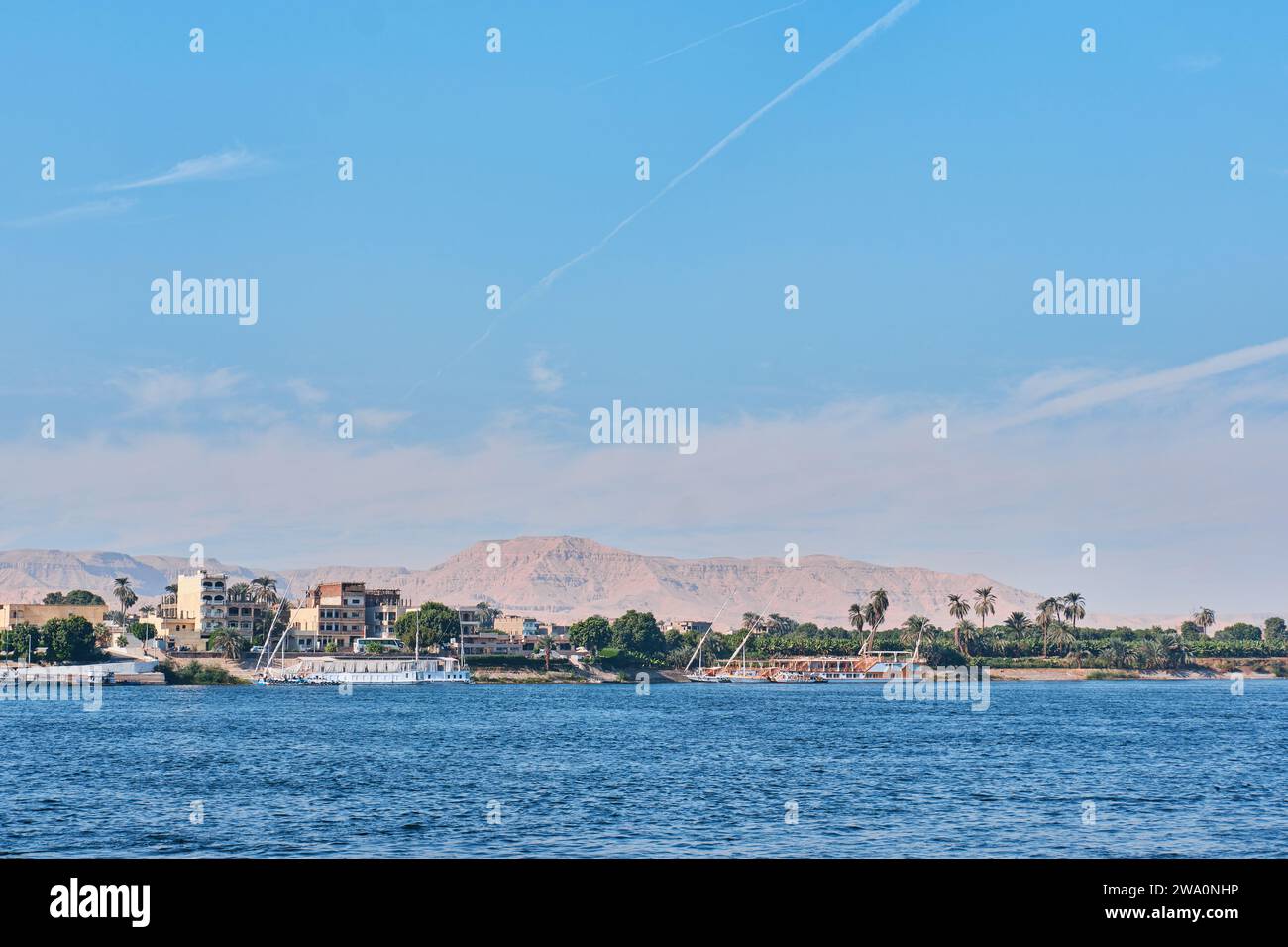 Luxor, Egitto - dicembre 26 2023: Fiume Nilo al largo della costa di Luxor Foto Stock