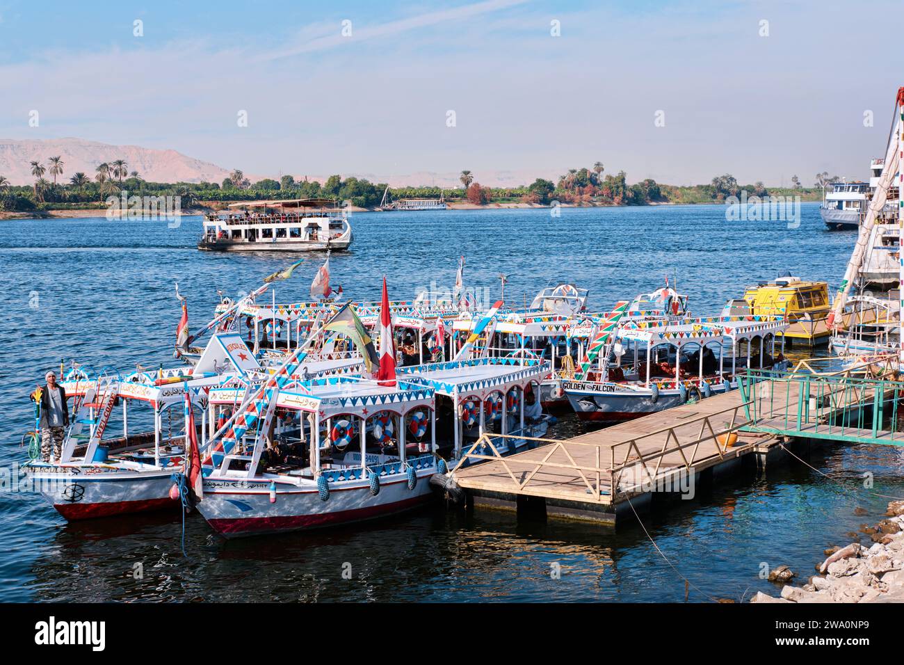 Luxor, Egitto - dicembre 26 2023: I tradizionali traghetti a motore ormeggiati su un molo lungo il fiume Nilo Foto Stock