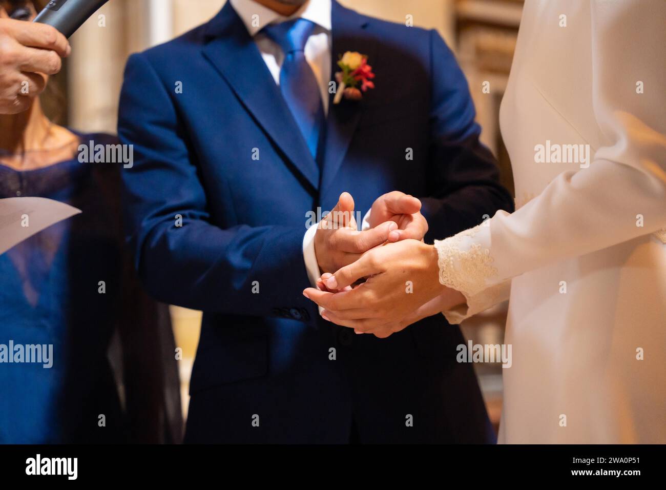 Sposa e sposo che consegnano soldi onesti a un matrimonio in chiesa Foto Stock