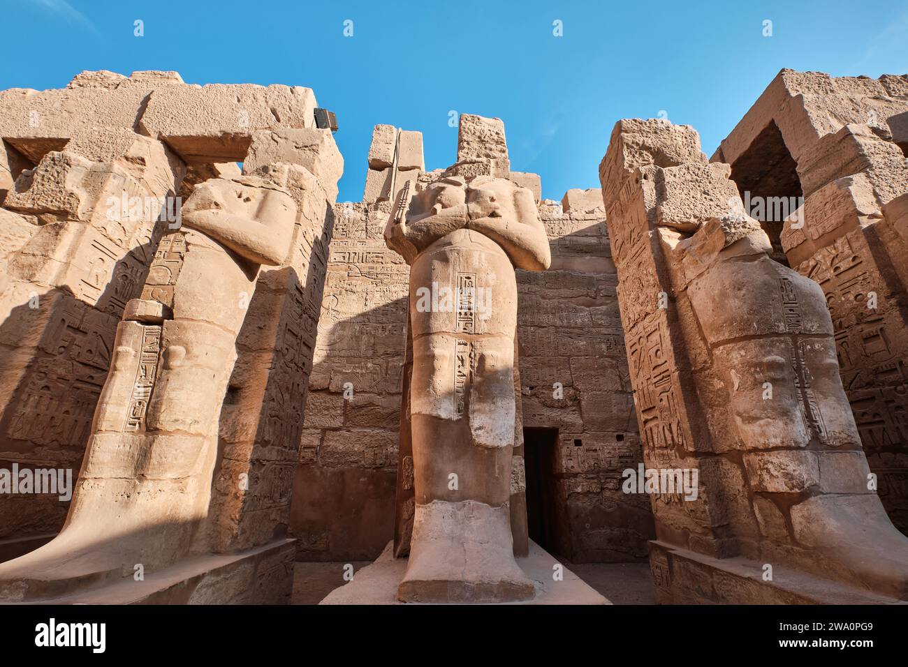 Luxor, Egitto - dicembre 26 2023: Tempio di Ramses III, statue di Ramses al tempio di Karnak Foto Stock