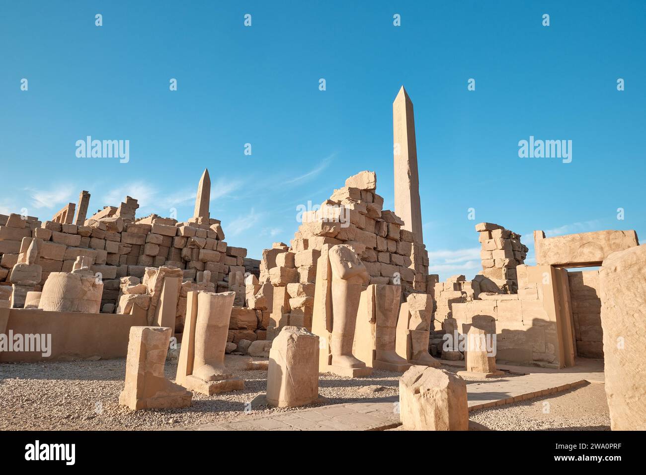 Luxor, Egitto - 2 gennaio 2024: Obelischi e rovine del tempio di Karnak Foto Stock