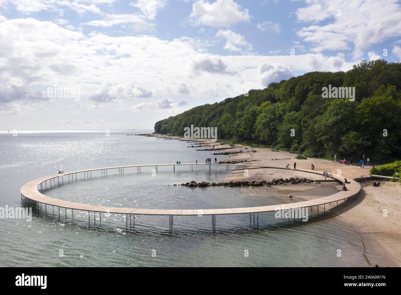 Una vista aerea mostra le persone che camminano sul ponte infinito. Il ponte è un'opera d'arte costruita da Sculpture by the Sea, Aarhus, Danimarca, 25.07.2023, UE Foto Stock