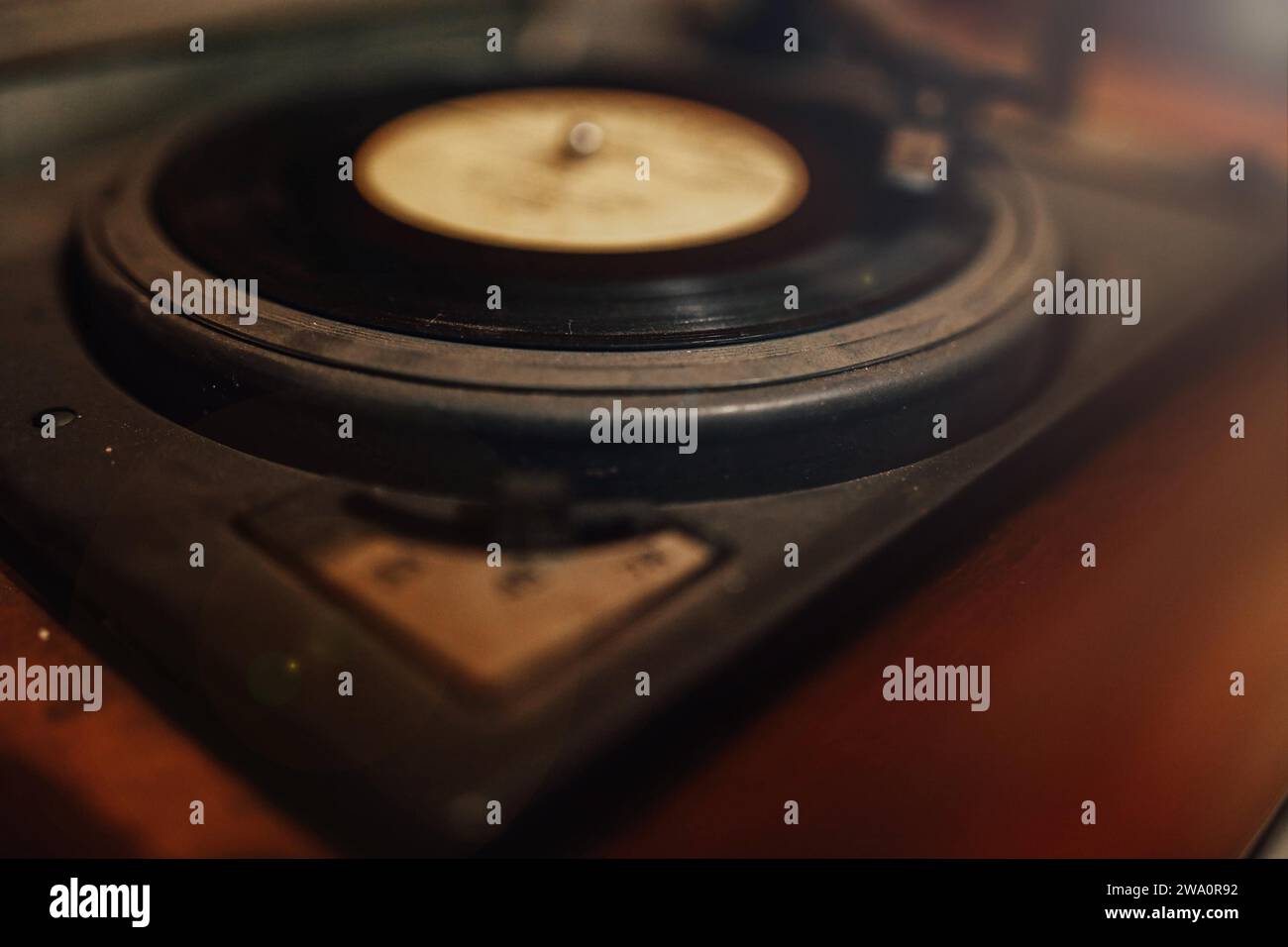 Registrazione in vinile su giradischi retrò, lettore musicale Foto Stock