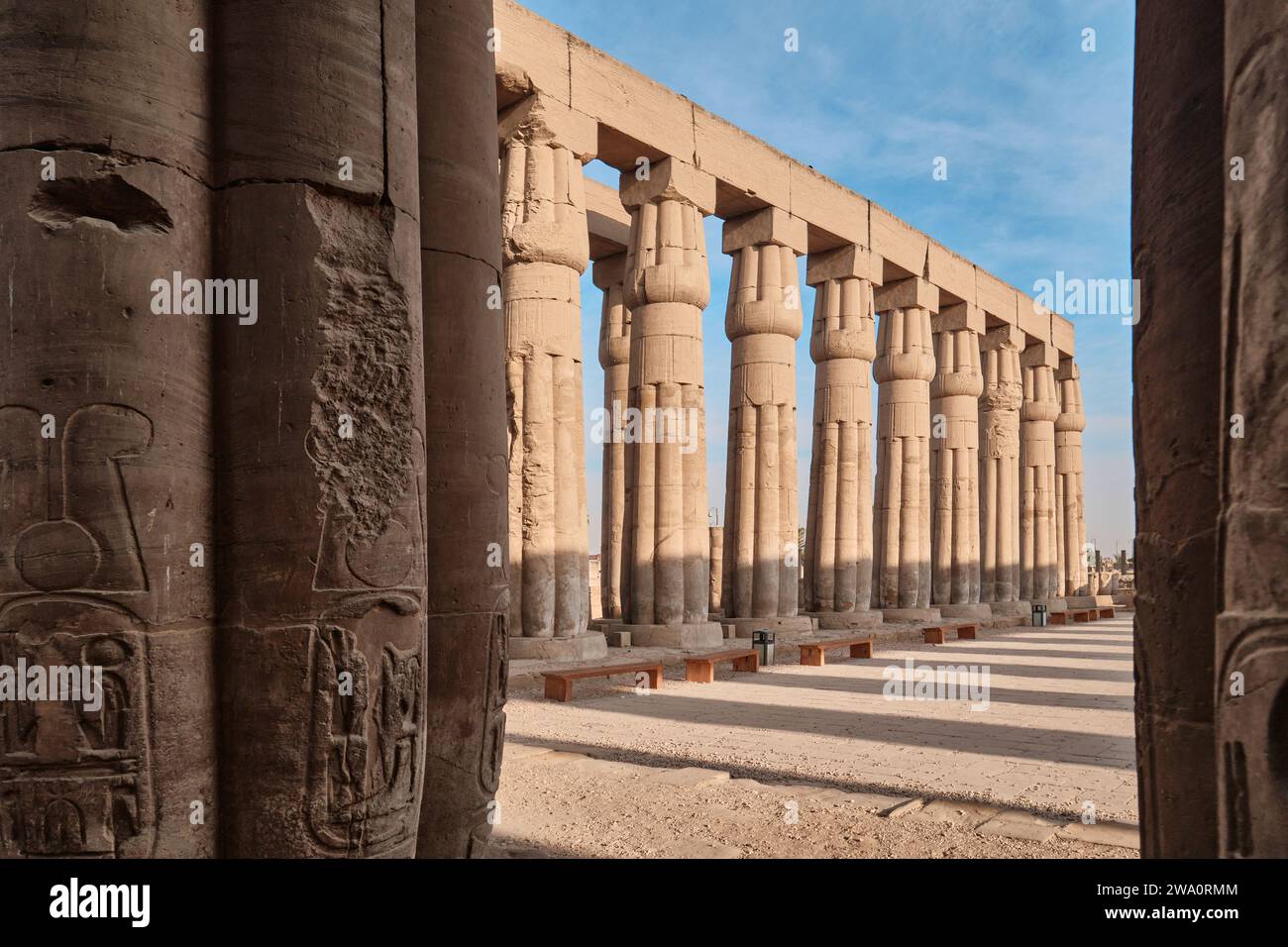 Luxor, Egitto - dicembre 26 2023: Colonne del Tempio di Luxor, un grande tempio egizio antico, sponda orientale del Nilo Foto Stock