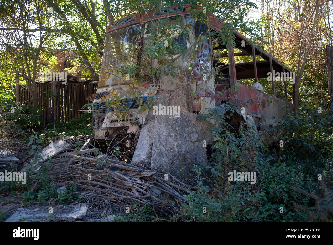 Rotto abbandonato arrugginito vecchio veicolo. Trasporto danneggiato in seguito. Foto Stock