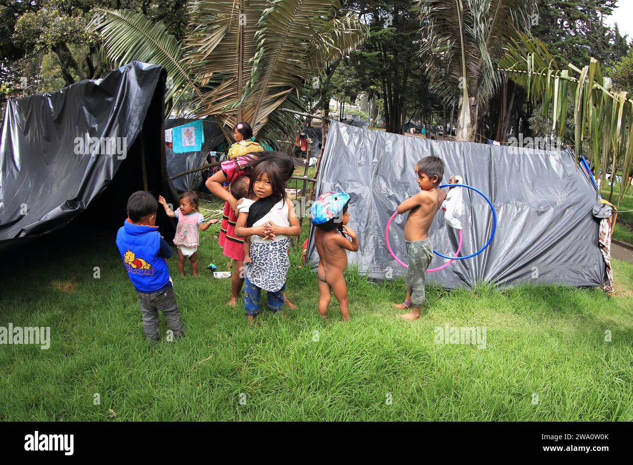 Bogotà, Colombia. 29 dicembre 2023. 29 dicembre 2023, Bogotà.Colombia: Un bambino indigeno sfollato da comflict armato tra la guerriglia ELN e l'Esercito colombiano nella Deparment of Choco nella parte occidentale del paese sono visti nel Parco Nazionale della città di Bogotà . ( foto di: Jose Isaac Bula Urrutia/Eyepix Group/Sipa USA) credito: SIPA USA/Alamy Live News Foto Stock