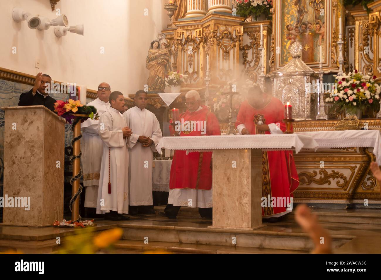 Salvador, Bahia, Brasile - 13 dicembre 2023: I sacerdoti celebrano la messa per Santa Luzia nella chiesa del Pilar nella città di Salvador, Bahia. Foto Stock