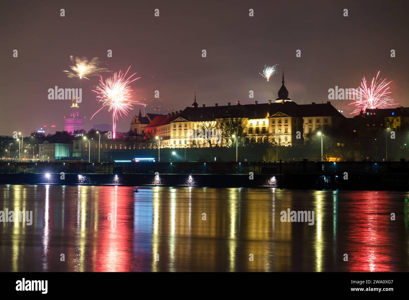 Panorama di Varsavia durante Capodanno 2023/2024. Le autorità di Varsavia non organizzarono fuochi d'artificio, anche se gli esplosivi sparati dai dilettanti erano visibili nel cielo. Varsavia Polonia Copyright: XMikolajxJaneczekx Foto Stock