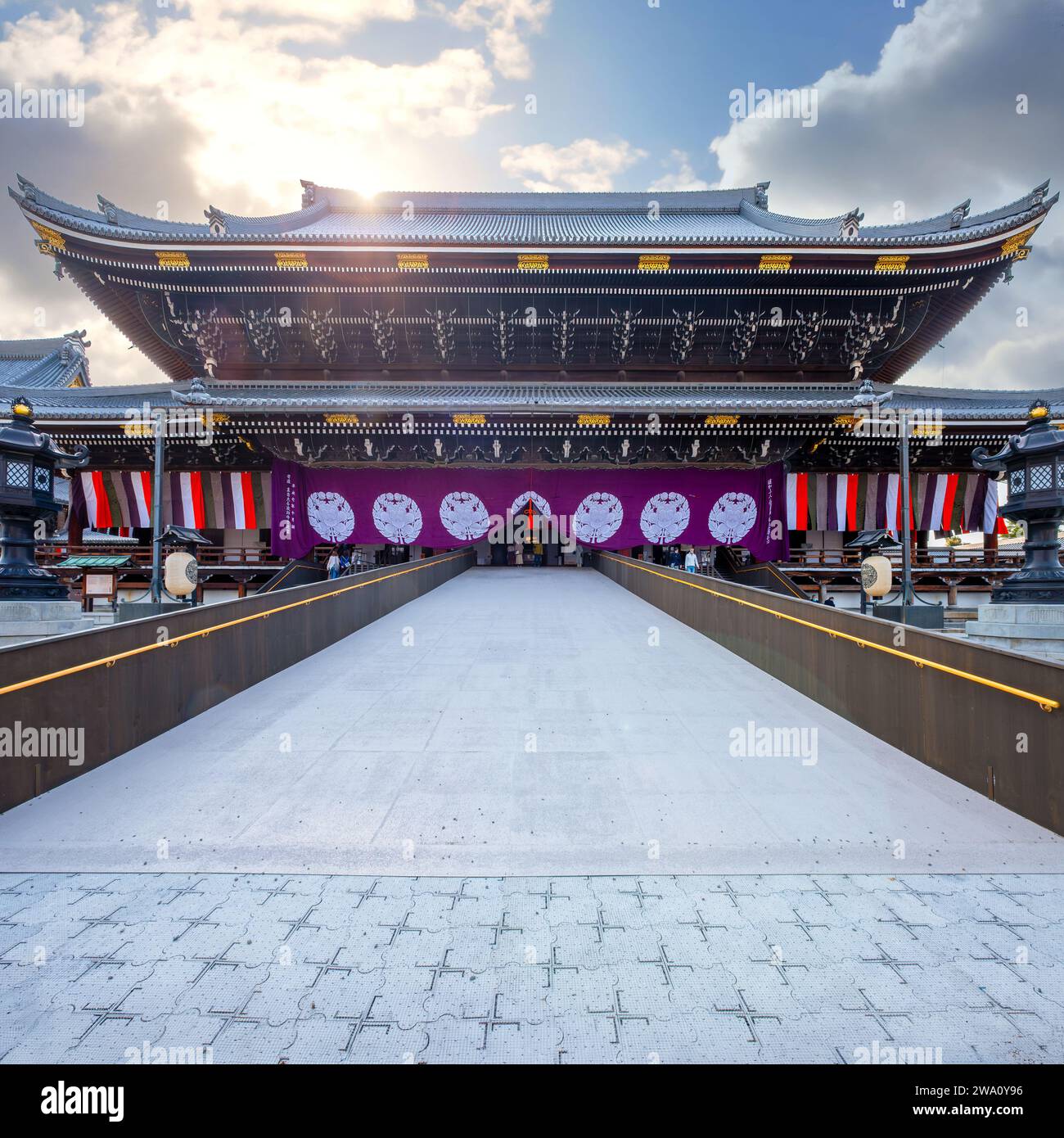 Kyoto, Giappone - marzo 30 2023: Tempio Higashi Honganji situato al centro di Kyoto, una delle due sotto-sette dominanti del Buddhismo Shin in in Giappone e dell'abr Foto Stock