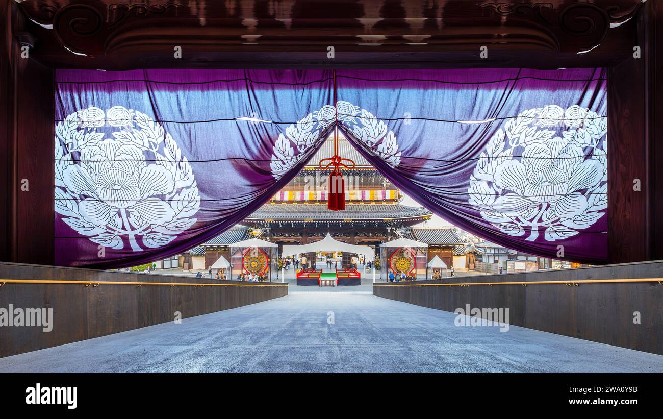 Kyoto, Giappone - marzo 30 2023: Tempio Higashi Honganji situato al centro di Kyoto, una delle due sotto-sette dominanti del Buddhismo Shin in in Giappone e dell'abr Foto Stock