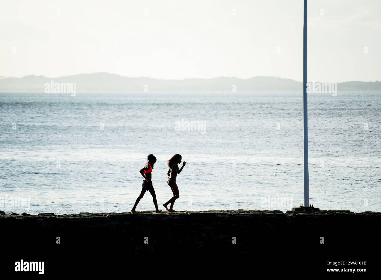 Salvador, Bahia, Brasile - 5 gennaio 2022: La gente si gode il mare dal molo di Porto da barra nella città di Salvador, Bahia. Foto Stock