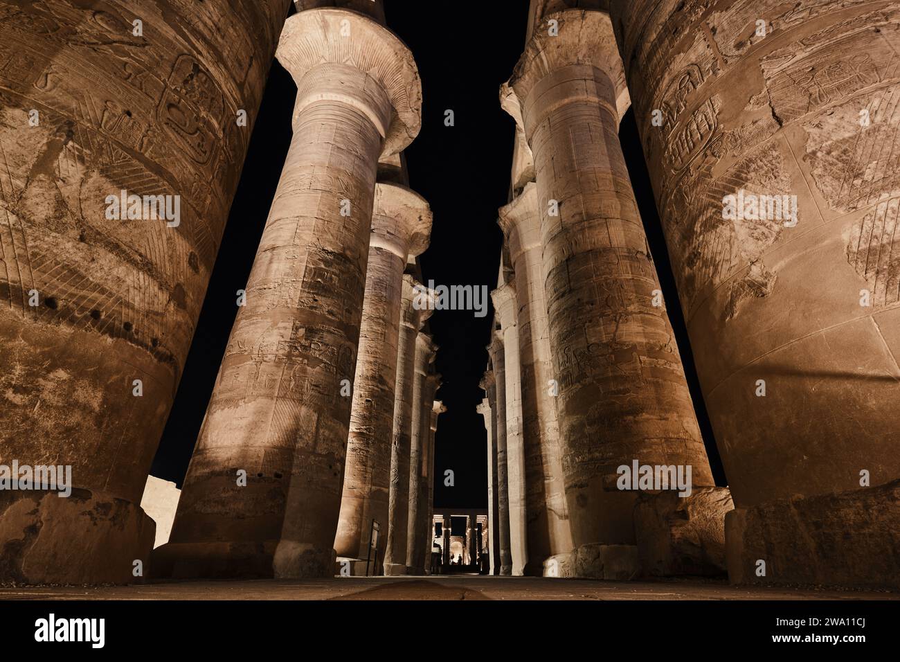 Luxor, Egitto - dicembre 26 2023: Colonnato del tempio di Luxor illuminato di notte Foto Stock