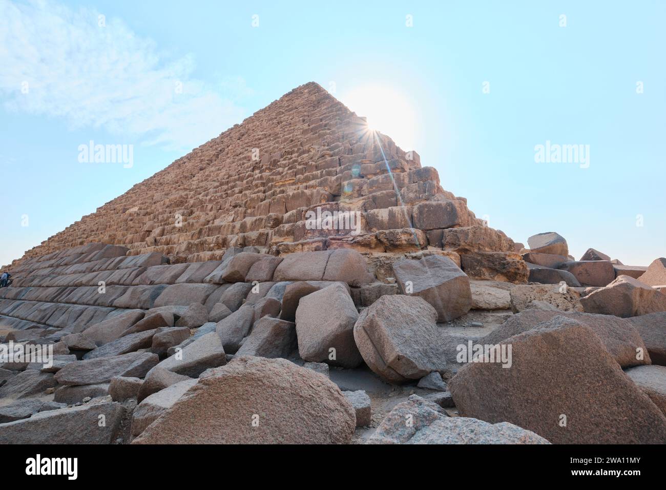 Giza, Egitto - 24 dicembre 2023: La piramide di Menkaure, la più piccola delle tre piramidi dell'altopiano di Giza, il Cairo Foto Stock