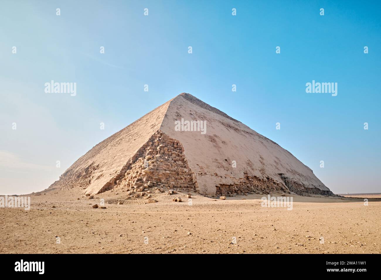 Saqqara, Egitto - 2 gennaio 2024: L'antica piramide piegata di Dahshur per il faraone Snefru, vicino al Cairo Foto Stock