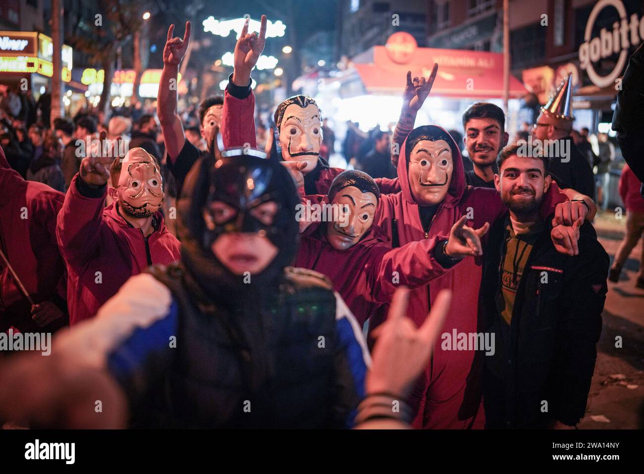 Ankara, Turchia. 1 gennaio 2024. Un partecipante vestito in costume la Casa De Papel celebra il nuovo anno e fa il segno del lupo grigio (il segno della mano del nazionalismo in Turchia) con le mani. La celebrazione del nuovo anno si è svolta in Piazza K'z'Lay, il punto più centrale di Ankara, la capitale della Turchia. Credito: SOPA Images Limited/Alamy Live News Foto Stock