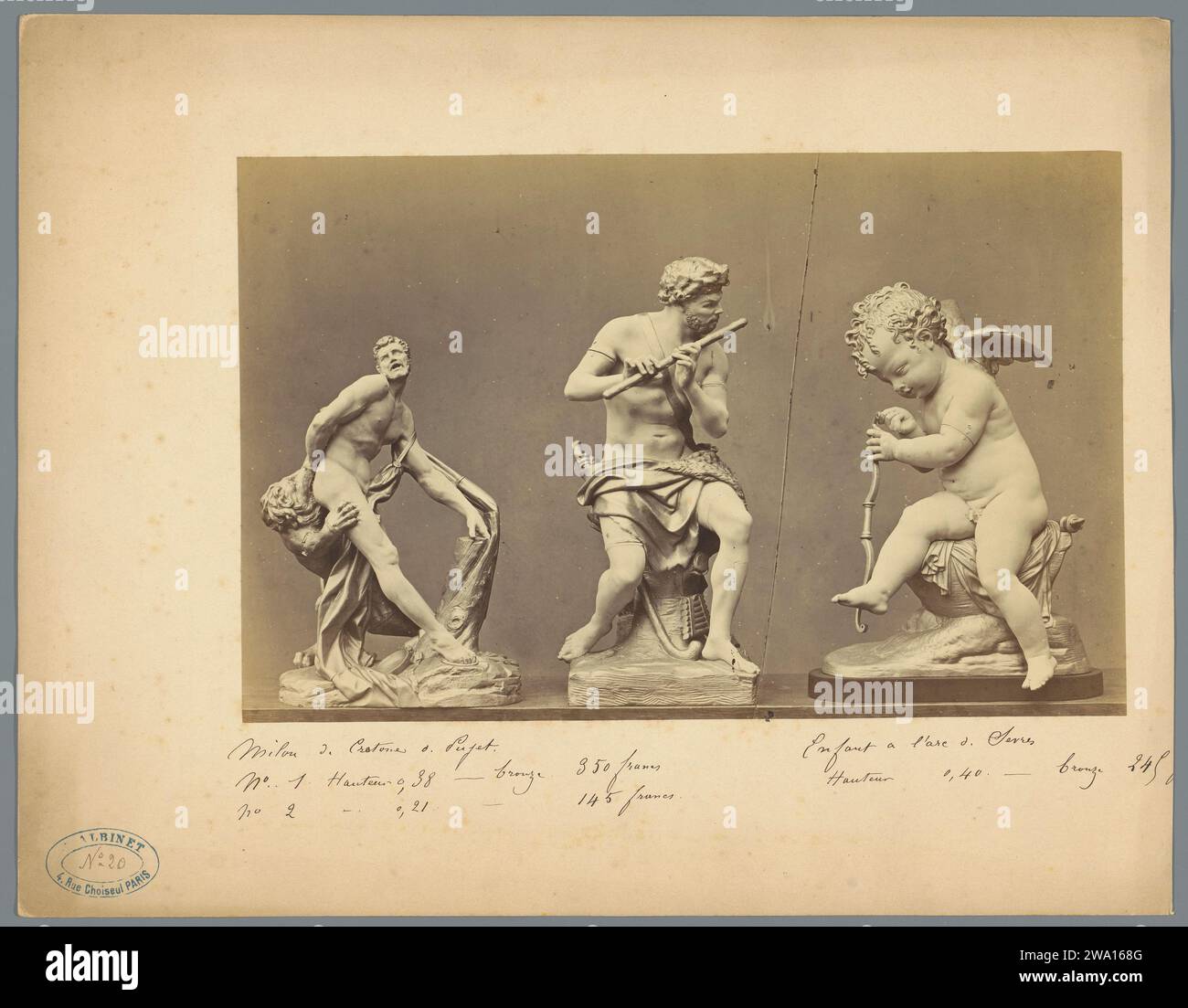 Tre sculture, c. 1875 - c. 1900 Fotografia a sinistra: Una riproduzione di una scultura di Milo van Croton, centro: Una riproduzione di una scultura di un flauto che suona faun, destra: Una riproduzione di una scultura di un putto. Cartone per l'Europa. supporto fotografico stampa albumana di scultura, riproduzione di un pezzo di scultura (+ scultura). Satiri, fauns, Sileni. Milon di Croton. cupidi: "amores", "amoretti", "putti" Europa Foto Stock