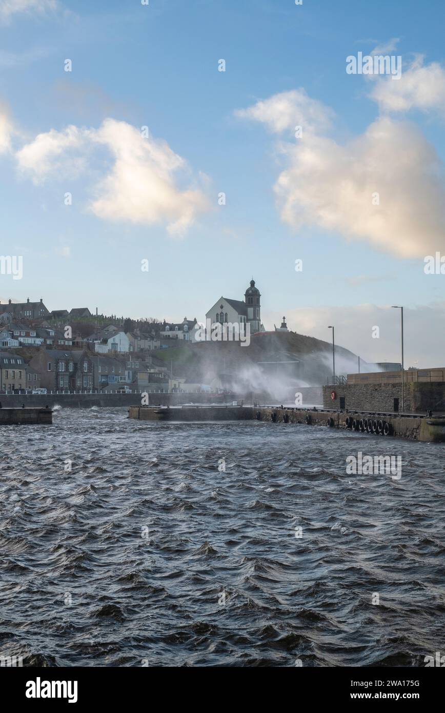 Mare tempestoso nel porto di Macduff, Aberdenshire, Scozia Foto Stock