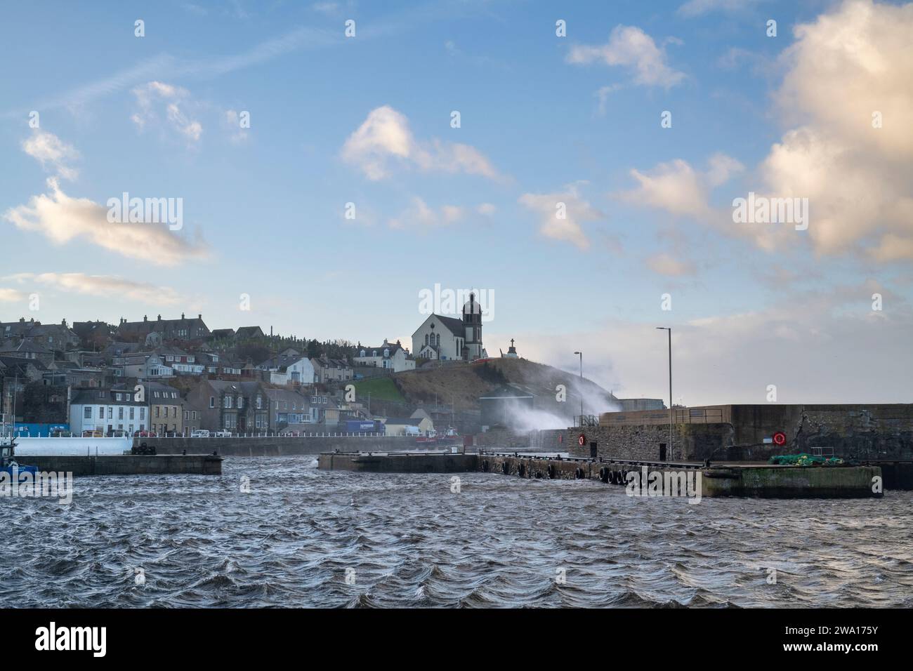 Mare tempestoso nel porto di Macduff, Aberdenshire, Scozia Foto Stock