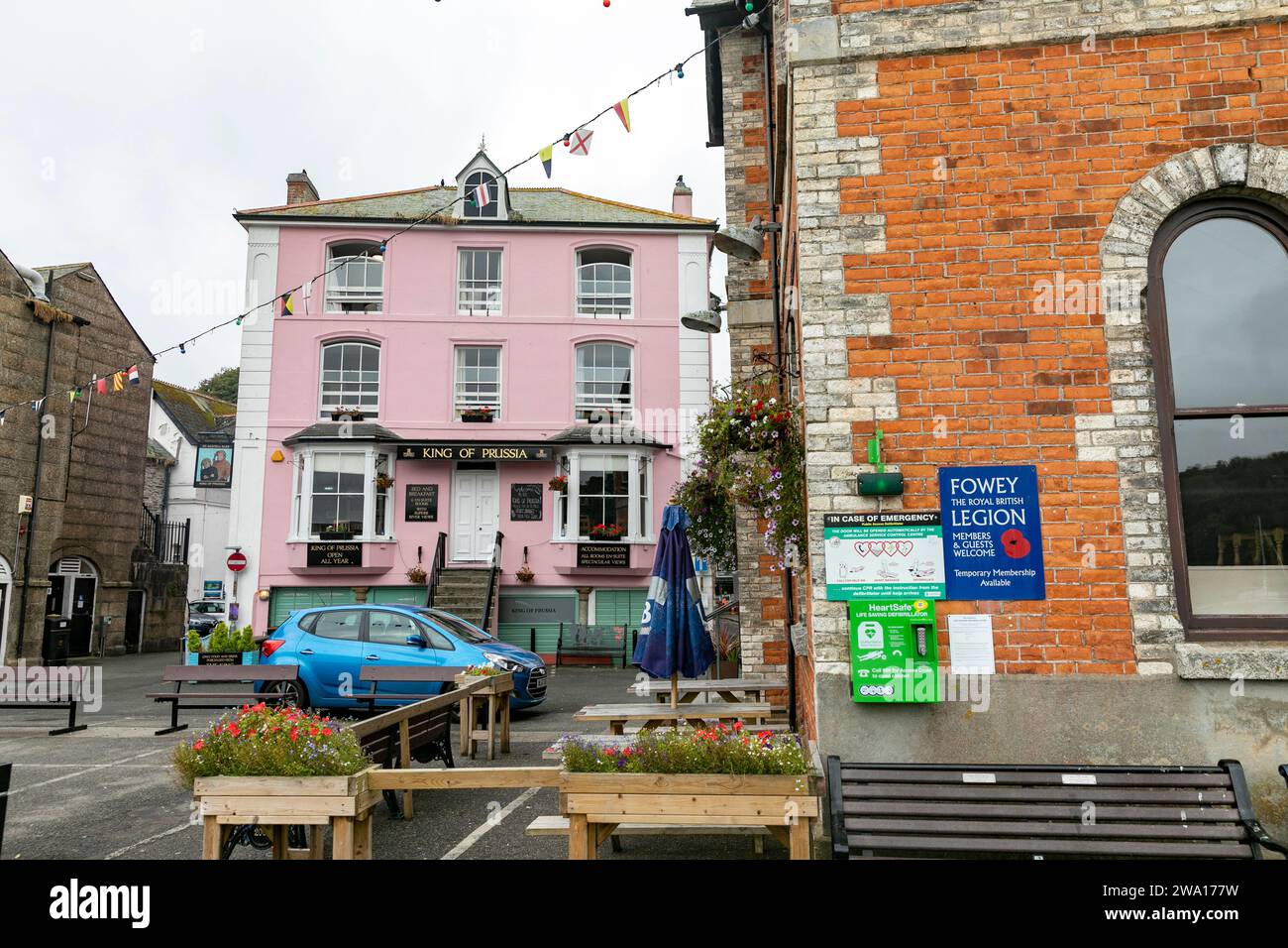 Fowey Cornwall, King of Prussia pub hotel e Royal British legion Working mens institute, edificio sul lato della banchina, Inghilterra, Regno Unito, 2023 Foto Stock