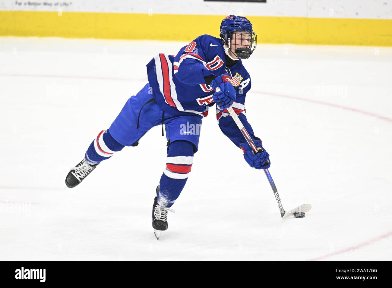 James Hagens (10), squadra nazionale U-18 degli Stati Uniti, passa il puck durante una partita di hockey universitario NCAA tra la squadra nazionale U-18 degli Stati Uniti e la University of North Dakota Fighting Hawks alla Ralph Engelstad Arena di Grand Forks sabato 30 dicembre 2023. Gli USA U18 hanno vinto 4-3 ai supplementari. Foto di Russell Hons/CSM Foto Stock