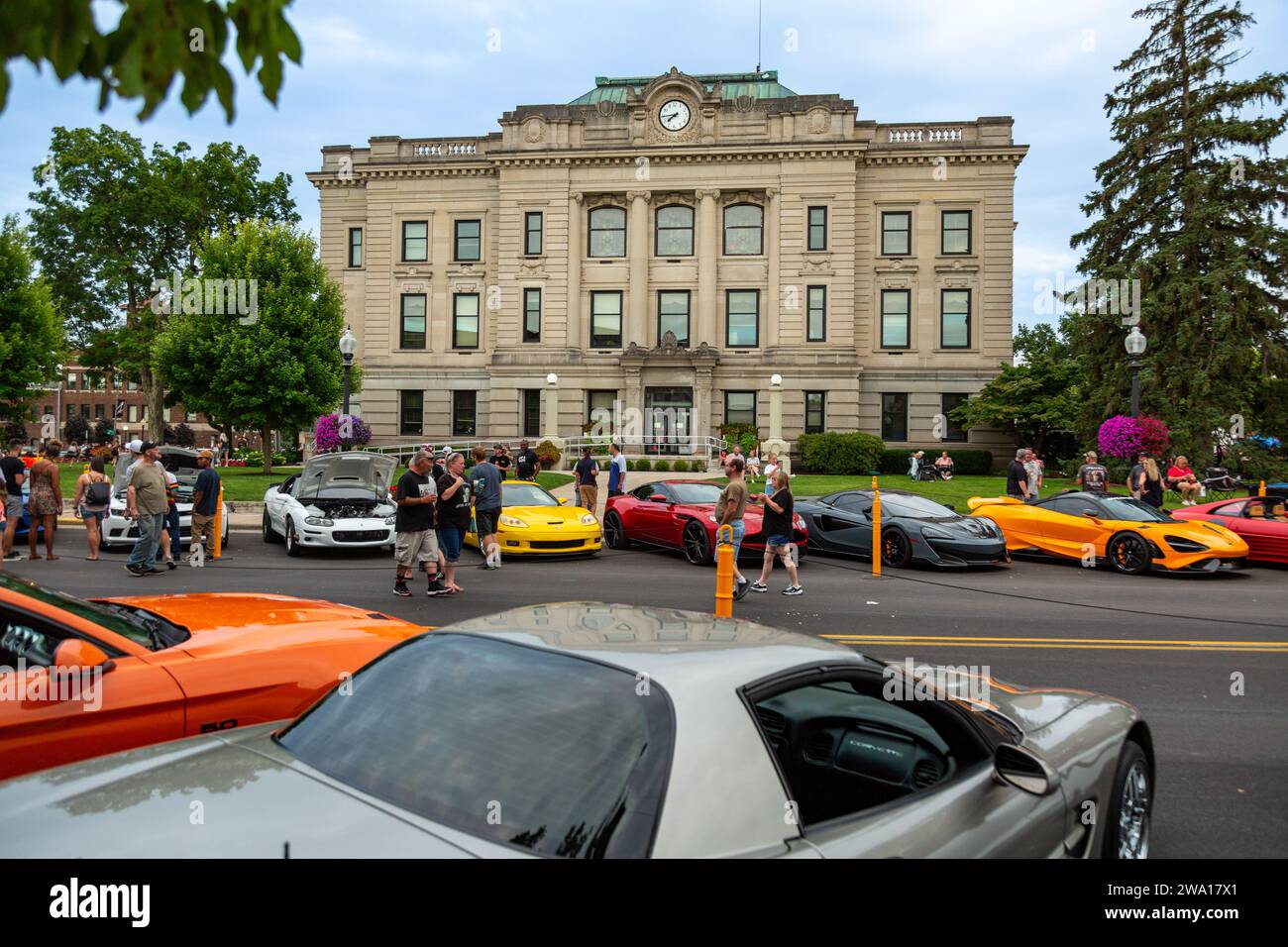 Auto sportive in mostra nell'ambito della mostra di auto veloci e favolose del 2022 presso il tribunale della contea di DeKalb nel centro di Auburn, Indiana, Stati Uniti. Foto Stock