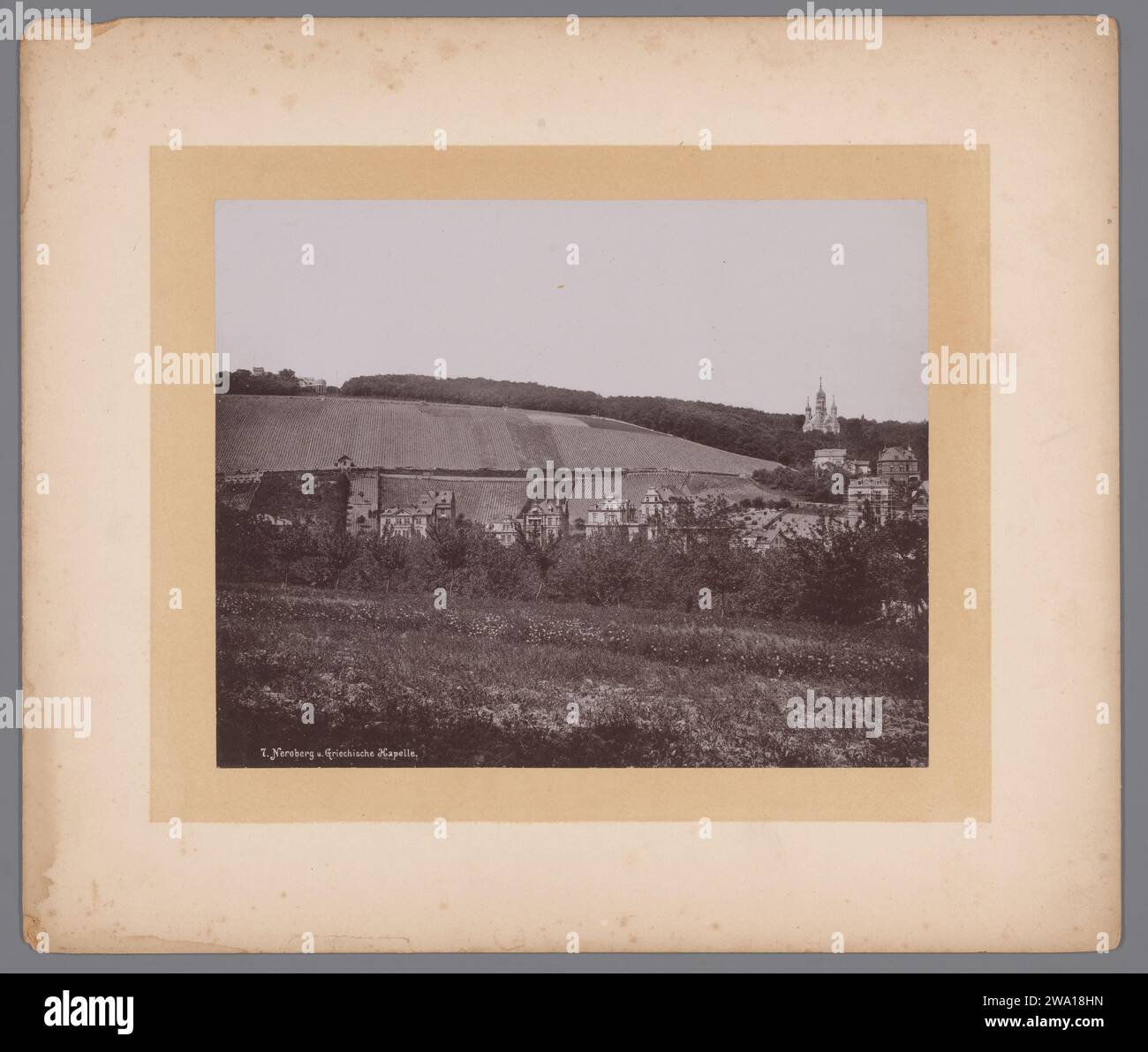 "Griechic Kapelle"/Russian Orthodox Church on the Neroberg, Wiesbaden, Germania, c. 1890 - c. 1900 Fotografia errata "Greek Chapel" menzionata la chiesa ortodossa russa "Der Heiligen Elisabeth in Wiesbaden", che Adolf von Nassau morì per la sua giovane, defunta moglie Elisabeta Michailovna (figlia del fratello minore dello zaren i e di Nicolaas i di Russia) tra il 1847 -1855 lo fece costruire. carta. Collotipo di cartone Wiesbaden Foto Stock