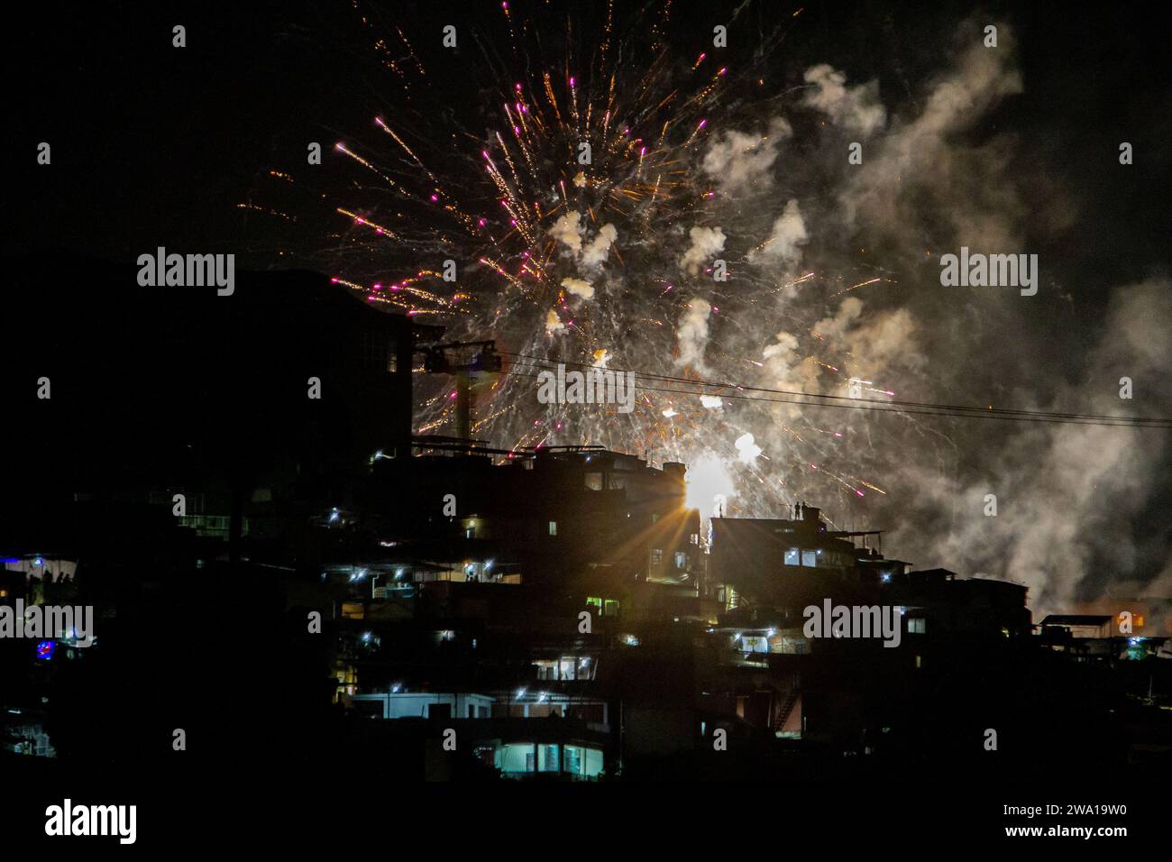 Rio de Janeiro, Rio de Janeiro, Brasile. 1 gennaio 2024. Rio de Janeiro (RJ) 01/01/20124 - CPX/FOGOS/NOVO YEAR/ COMPLEXO DO ALEMAO - il complesso tedesco (CPX), situato nella zona nord di Rio de Janeiro, ha avuto il più grande incendio di fuochi d'artificio della storia. Ci sono stati mezz'ora di fuochi d'artificio che hanno segnato la svolta dell'anno dal 2023 al 2024. (Foto: Ãƒ''°rica Martin/Thenews2/Zumapress) (Credit Image: © Erica Martin/TheNEWS2 via ZUMA Press Wire) SOLO USO EDITORIALE! Non per USO commerciale! Crediti: ZUMA Press, Inc./Alamy Live News Foto Stock
