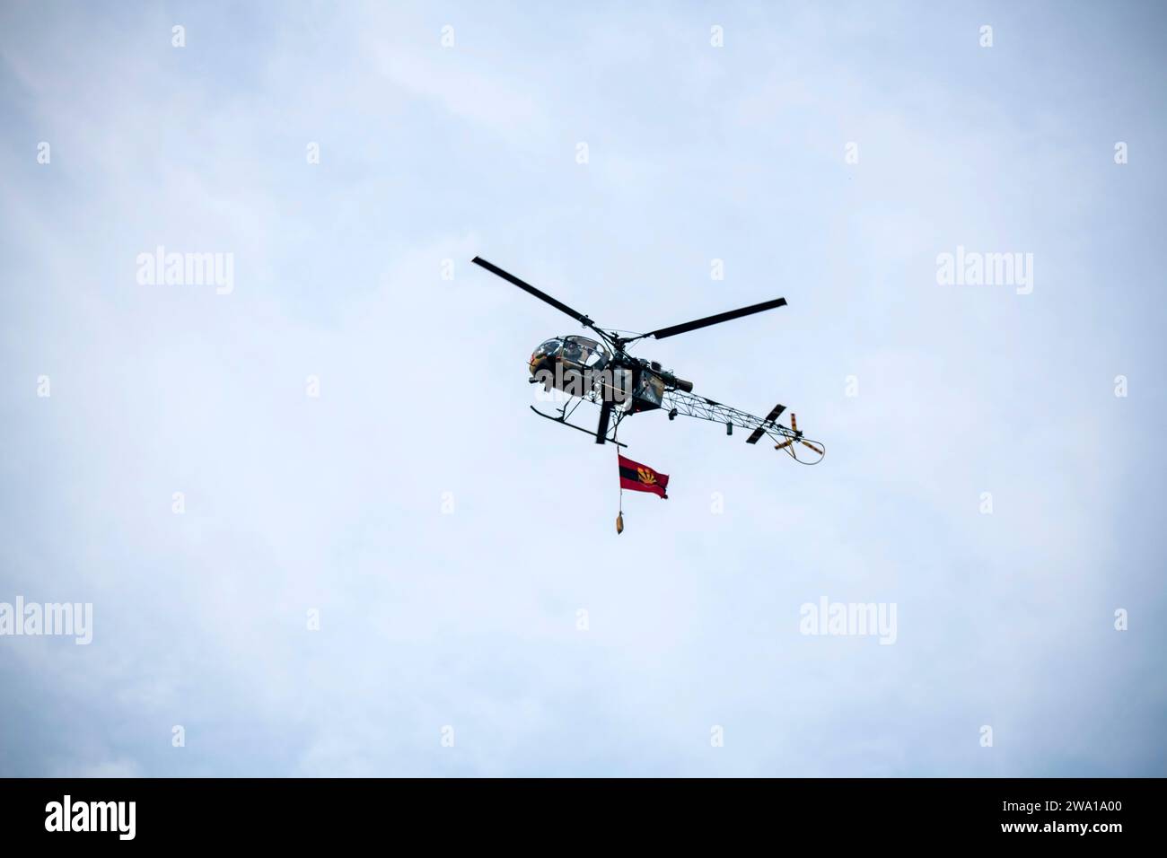 attacco aereo,blu,primo piano,nuvola - cielo,immagine a colori,copia spazio,ritaglio,alba,bandiera,volare,elicottero,orizzontale,india,esercito indiano,azzurro,mezz'aria,milita Foto Stock