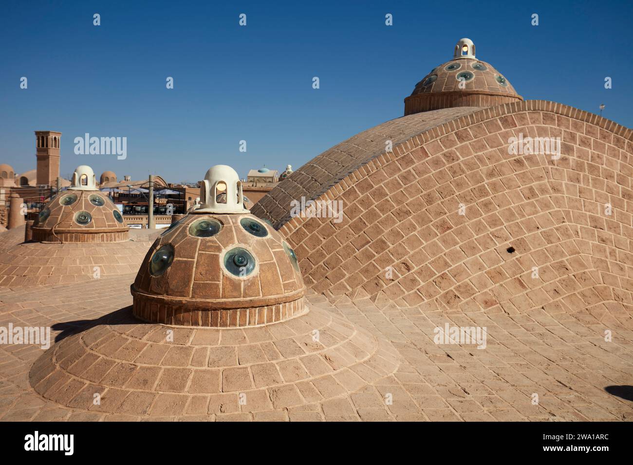 Le cupole sul tetto del Sultan Amir Ahmad Bathhouse, noto anche come Qasemi Bathhouse, tradizionale bagno pubblico iraniano, che ora è un museo. Kashan, Iran. Foto Stock